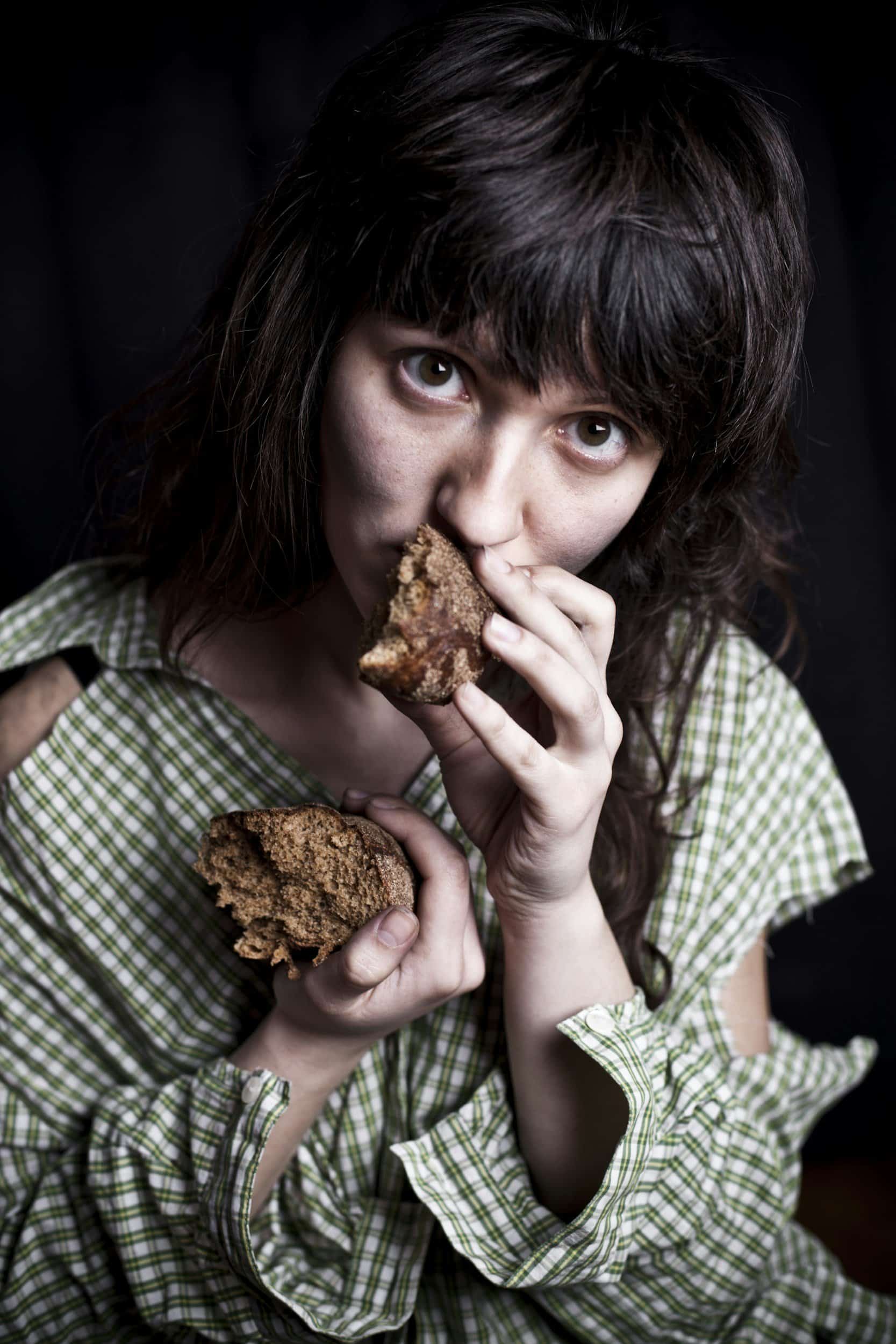 mulher comendo