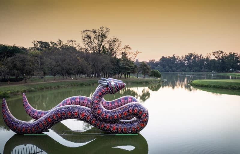 jaider - bienal-entidades-serpentes-inflaveis-no-lago-do-ibirapura-foto-alberto-cesar-araujo